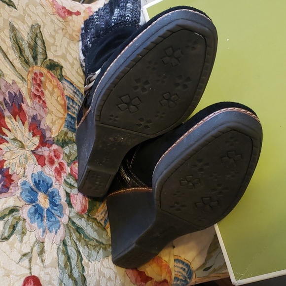 Naturalizer, Kenning Wedge Bootie in Black, Size 8 1/2. - Picture 6 of 9